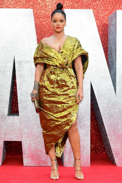 Rihanna en robe froissée pailletée