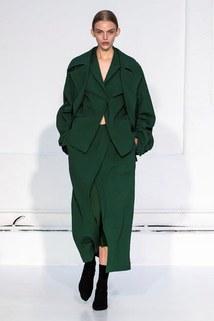 Ensemble veste et jupe &eacute;meraude aper&ccedil;ues sur le d&eacute;fil&eacute; Dawei