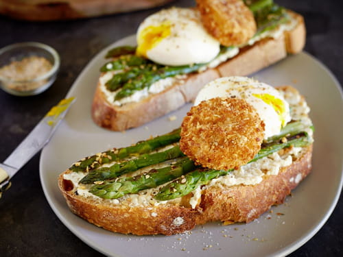 Tartine d’asperges grillées, œuf poché, sel aromatisé et palet fromager Père Dodu à l’emmental
