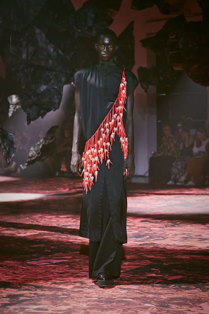 Robe noire parée d'une écharpe en perles rouges aperçue sur le défilé Yuima Nakazato haute couture