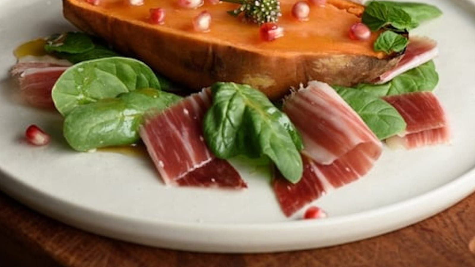 Patate douce rôtie, jambon cinco jotas à la vinaigrette au miel et à la grenade