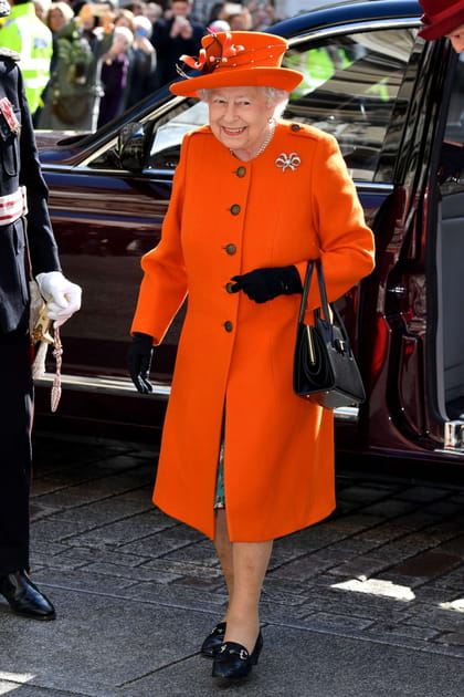 La reine Elizabeth II en ensemble orange