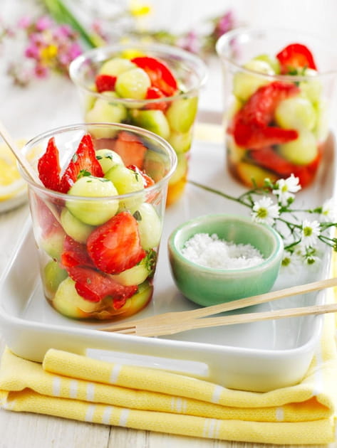 Verrines de salade de fraises et billes de concombre au Sel de Gu&eacute;rande