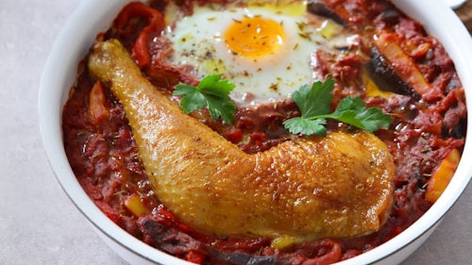 Chatchouka à l'oeuf de poule et cuisses de poulet fermier