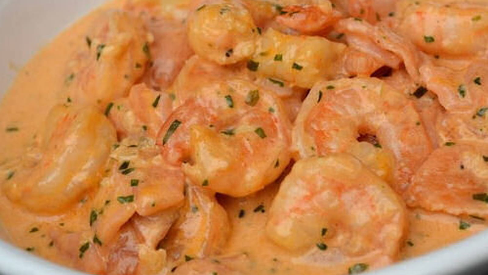 Crevettes et saumon fumé, sauce crémeuse tomatée à l'estragon