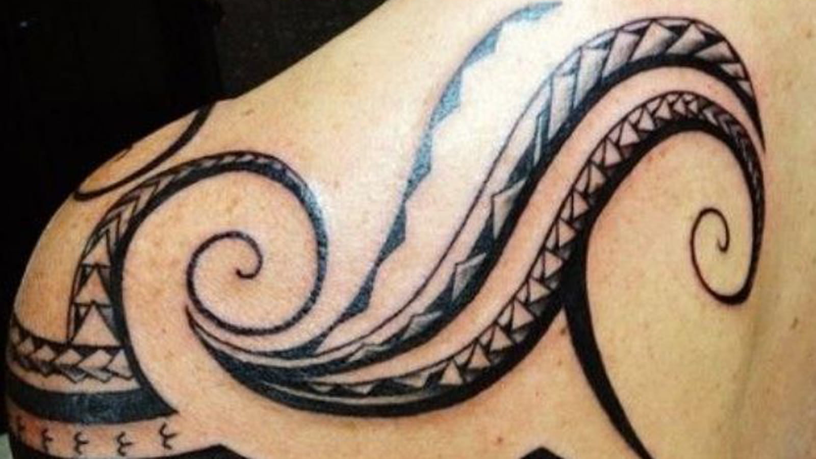 Tatouage tribal sur l'épaule