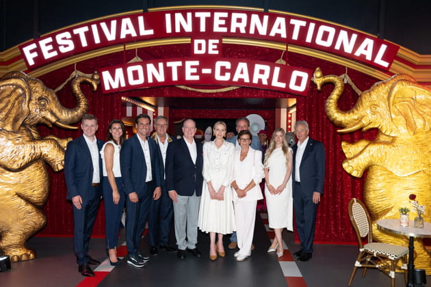 La famille Grimaldi pose aux c&ocirc;t&eacute;s de l'&eacute;quipe d'Europa-Park