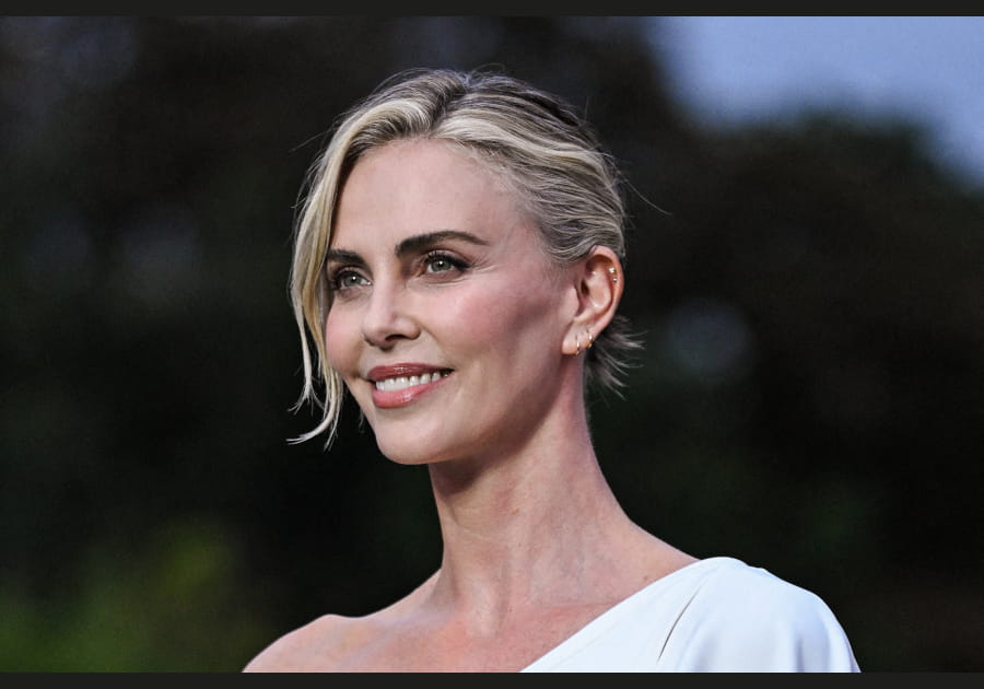 Top&nbsp;: le chignon banane de Charlize Theron