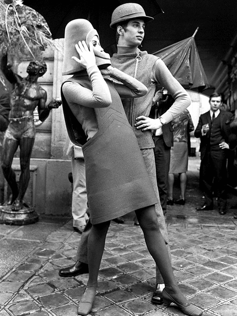 Silhouettes dessinées par Pierre Cardin à Paris en juillet 1966