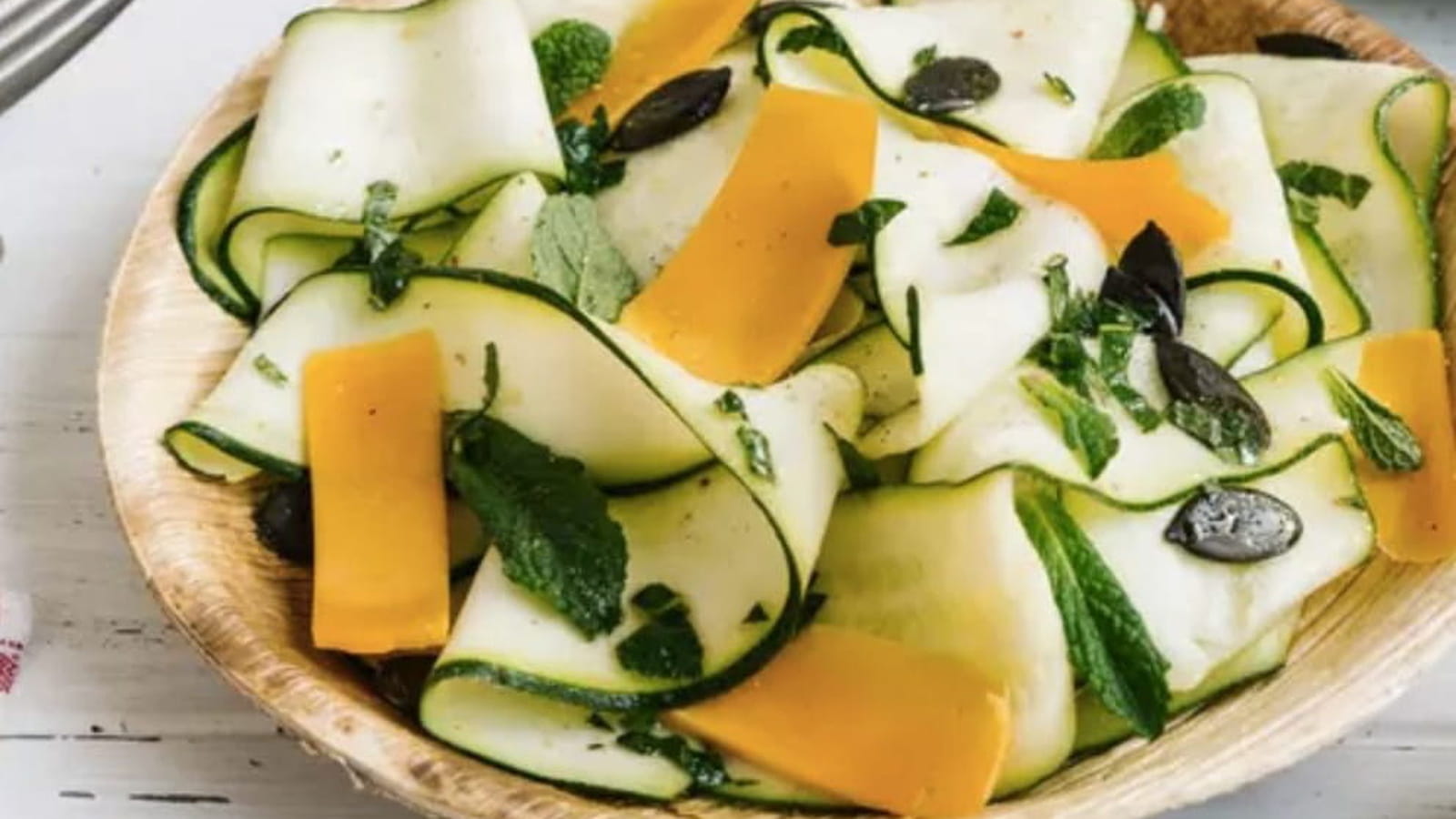Salade de courgettes marinées, mimolette, graines de courge et menthe 