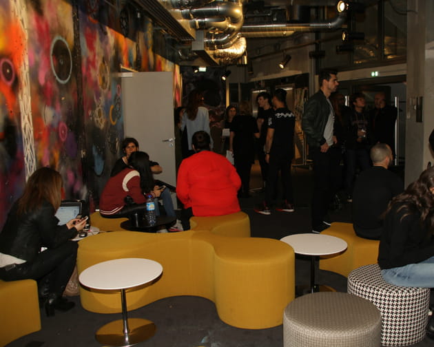 Une fourmili&egrave;re en backstage