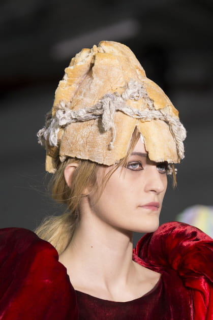 Le bonnet baguette de pain du d&eacute;fil&eacute; Central Saint Martins MA