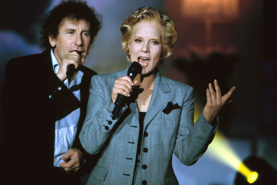 Sylvie Vartan, merveilleuse avec sa coupe courte blonde
