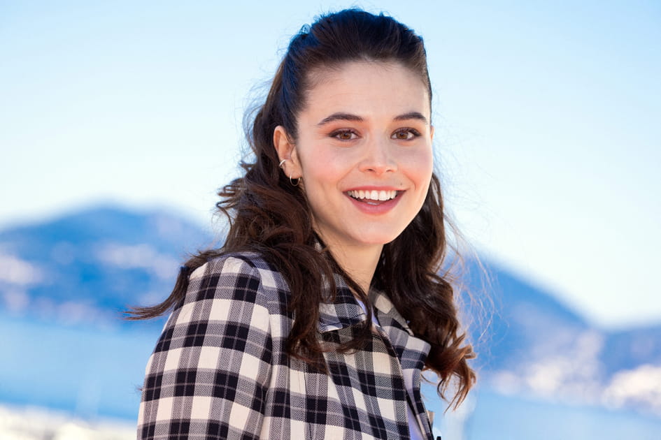 La demi-queue de cheval et les boucles glossy de Marilou Aussilloux