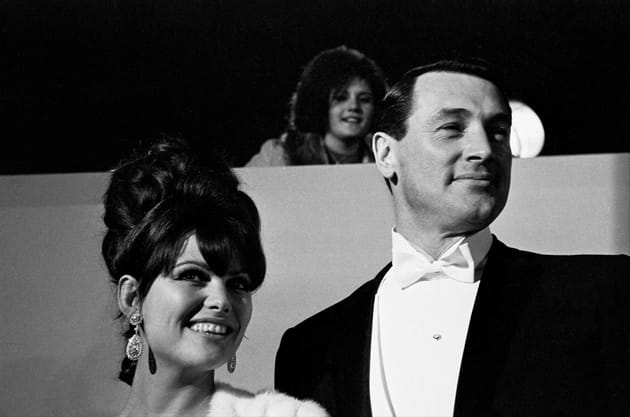 Souriante au côté de Robert Hudson