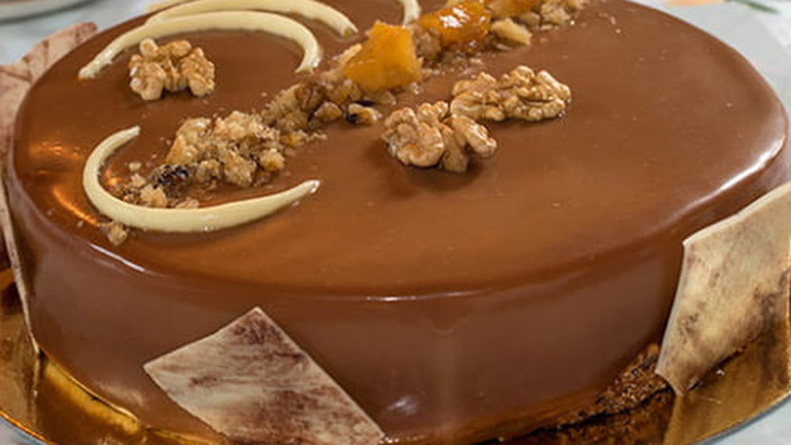 Entremet au caramel, poire et noix