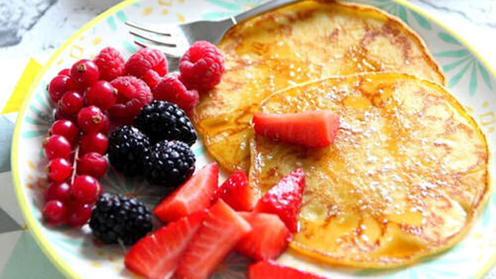 Pancakes sans gluten aux fruits rouges et sirop d'érable