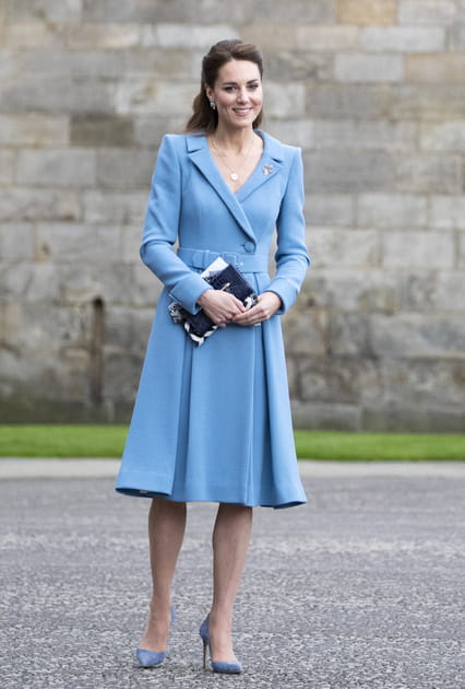 Kate Middleton en robe bleu pastel Catherine Walker