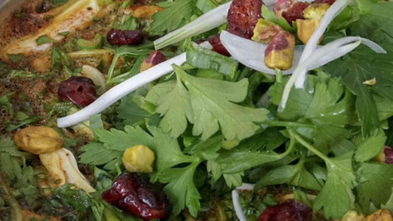 Omelette Perse aux herbes fraîches et fruits secs