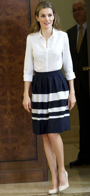 Letizia d'Espagne : chic en chemisier et jupe
