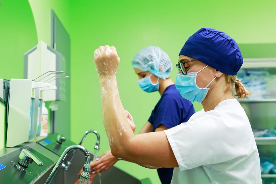 Hygiéniste : médecin, infirmier, rôle dans le Covid-19, formation