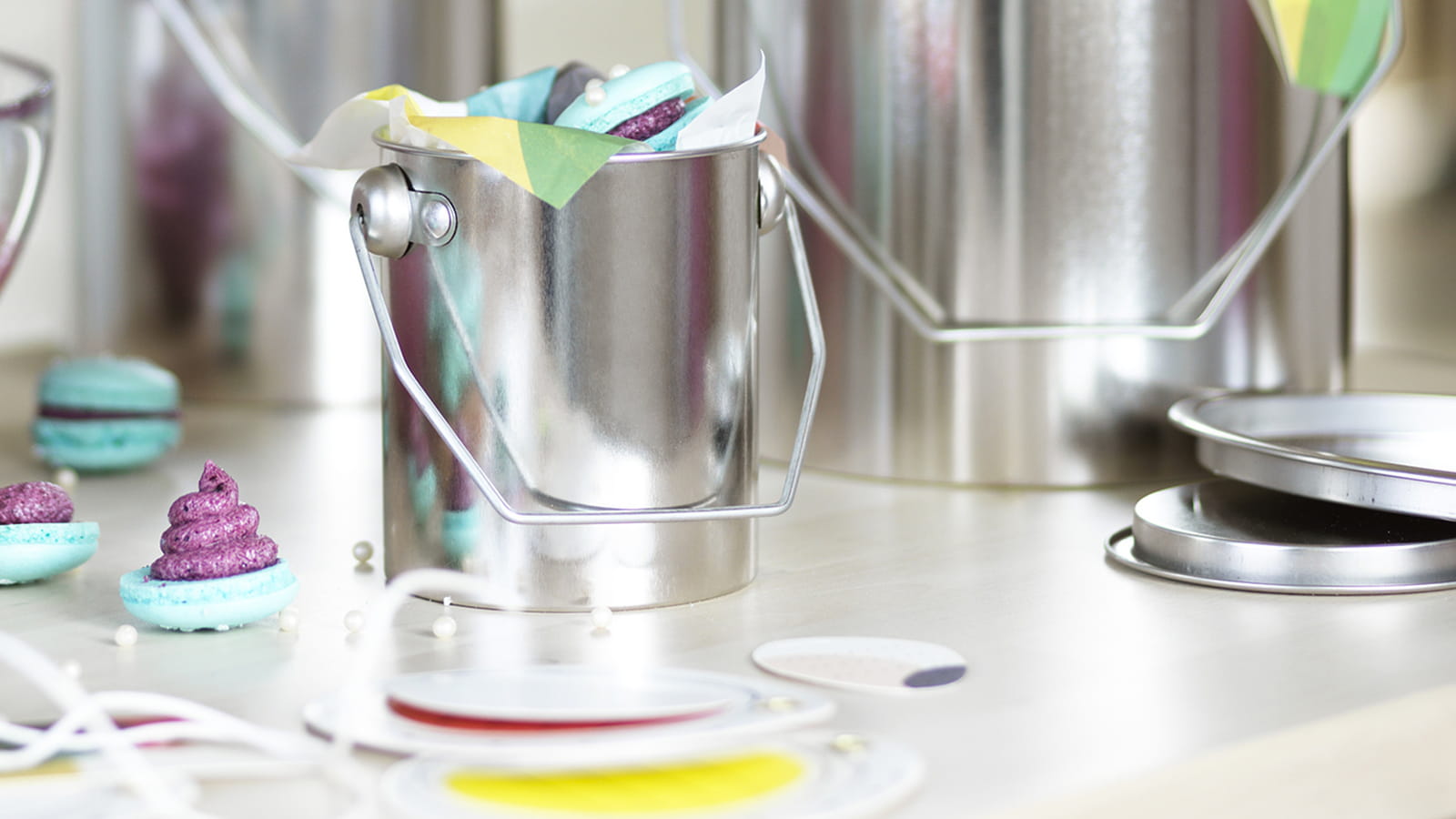 Pots de peinture en cuisine