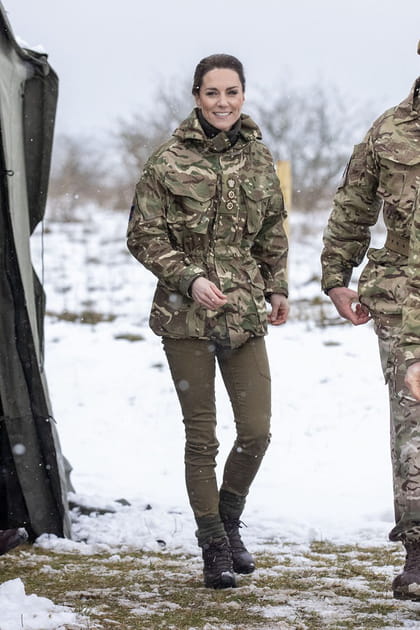 Kate Middleton en veste cintrée à imprimé camouflage au col montant boutonné et jean slim kaki