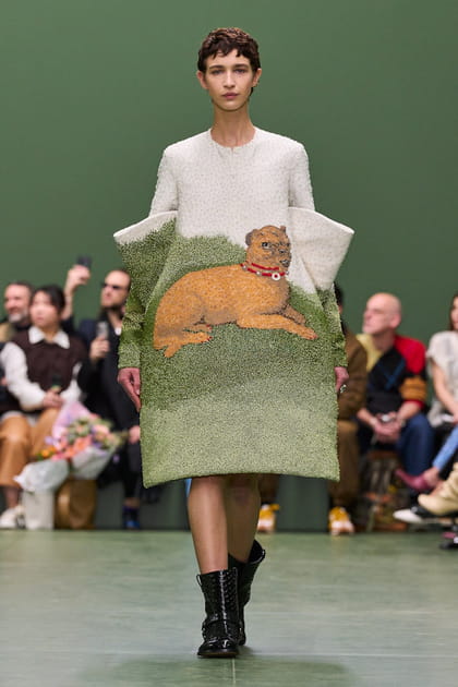 Robe graphique brodée chien aperçue sur le défilé Loewe