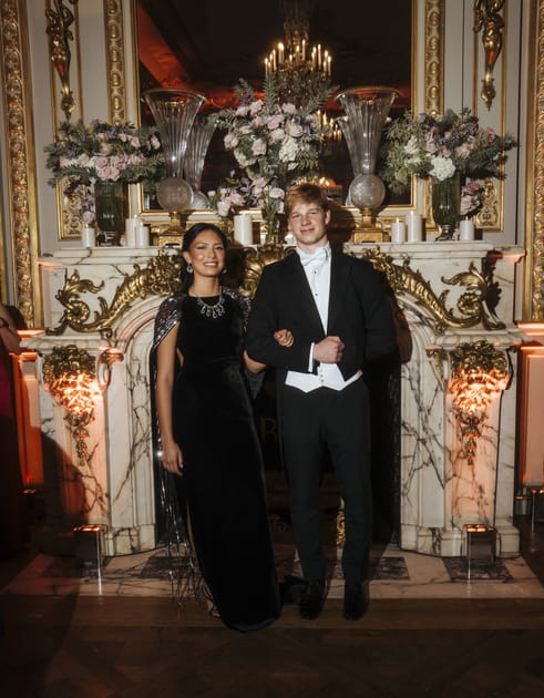 Alexandra Moxey et son cavalier Sebastian Corso posent au Bal des Débutantes