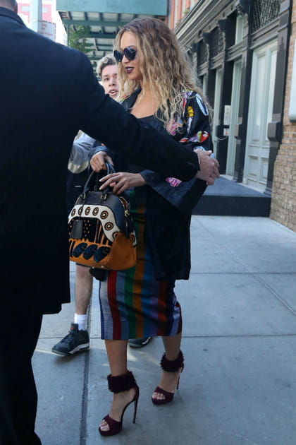 Beyonc&eacute; en jupe crayon multicolore et kimono noir