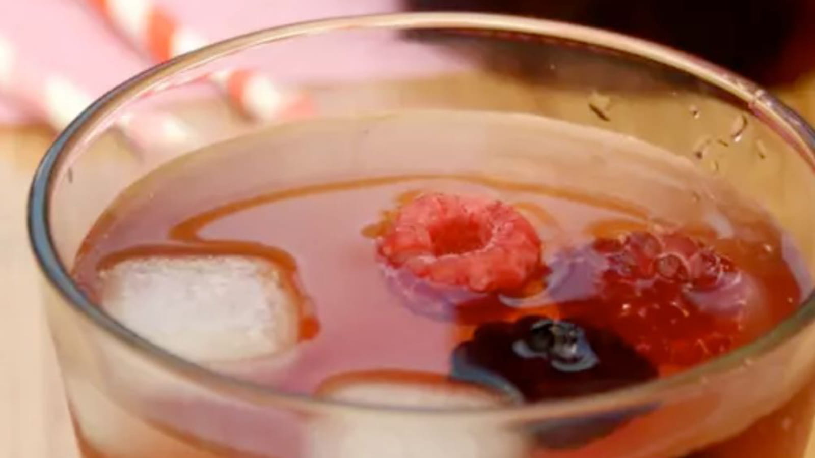 Thé glacé aux framboises et aux mûres