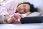 "C'est la pire chose à faire avant de dormir" : un neurologue a banni cette habitude le soir, elle détruit le cerveau