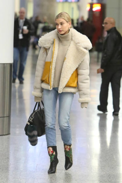 Hailey Bieber en veste aviateur