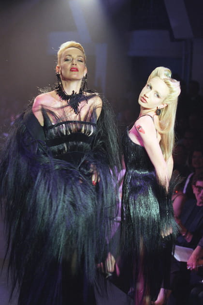 Jerry Hall et Elizabeth Scarlett au d&eacute;fil&eacute; Thierry Mugler haute couture automne-hiver 1998-1999