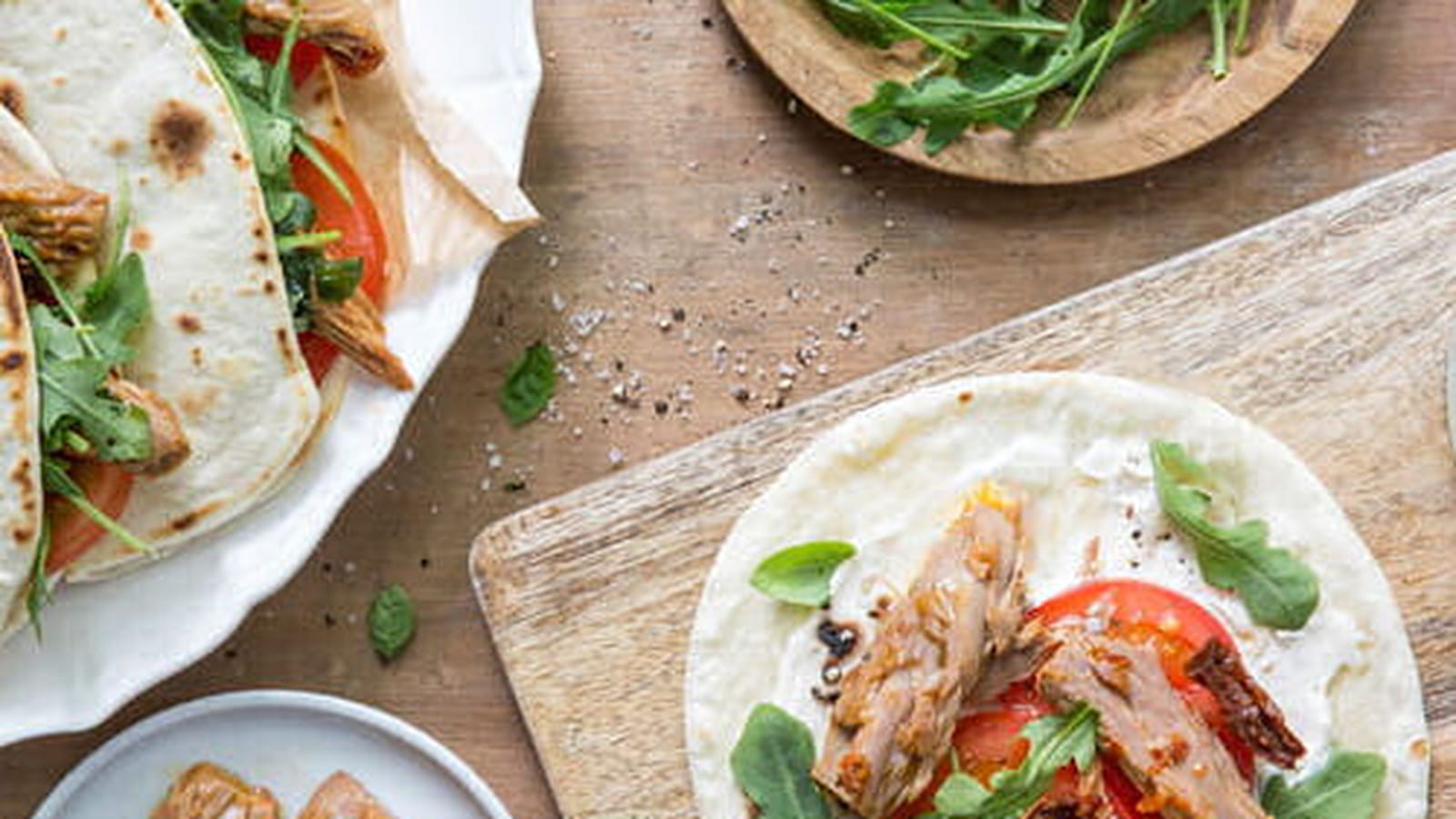 Piadine aux filets de thon marinés à la tomate séchée