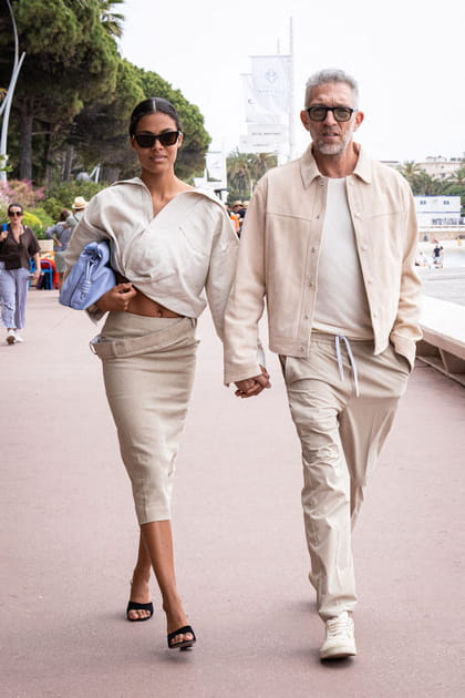 Tina Kunakey en chemise beige asymétrique et jupe assortie