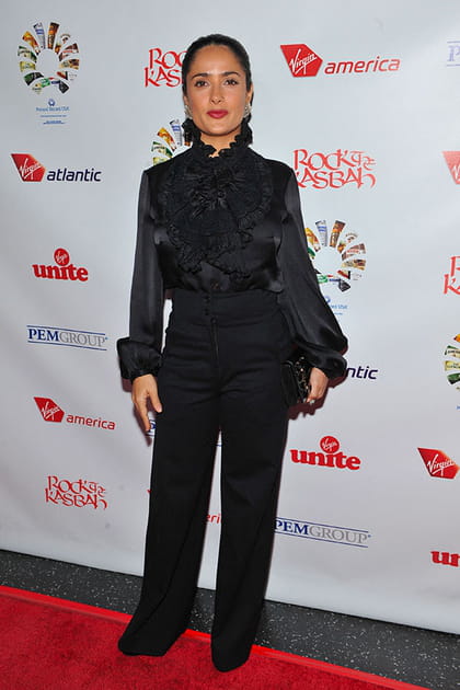 Salma Hayek en pantalon et blouse bouffante noirs