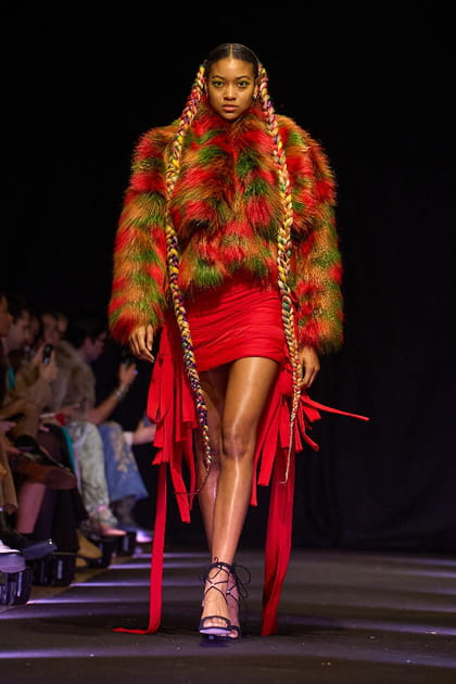 Jupe asym&eacute;trique et bomber &agrave; fourrure aper&ccedil;us sur le d&eacute;fil&eacute; Sagaboi&nbsp;