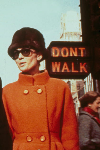 Audrey Hepburn en manteau orange
