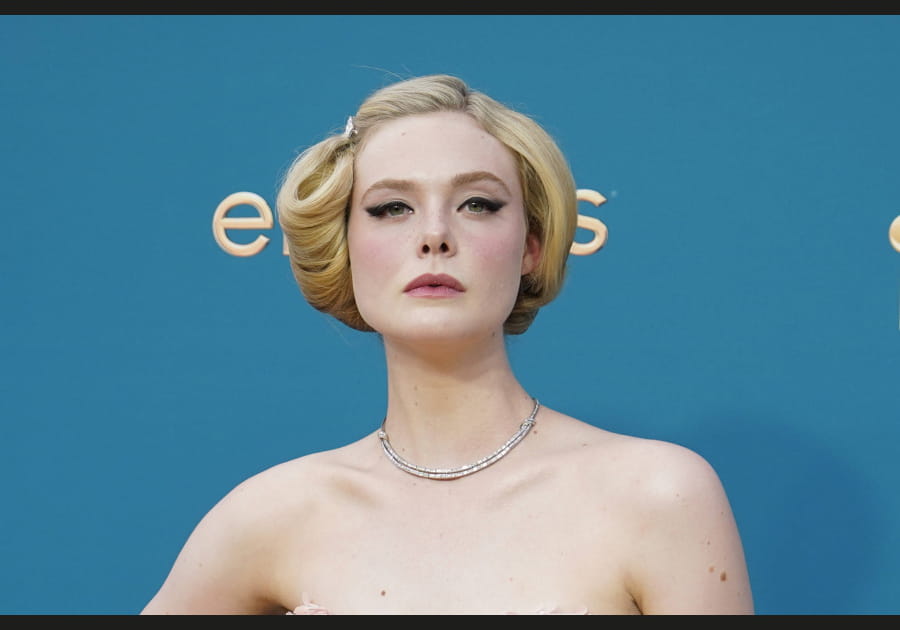 La coiffure r&eacute;tro d'Elle Fanning