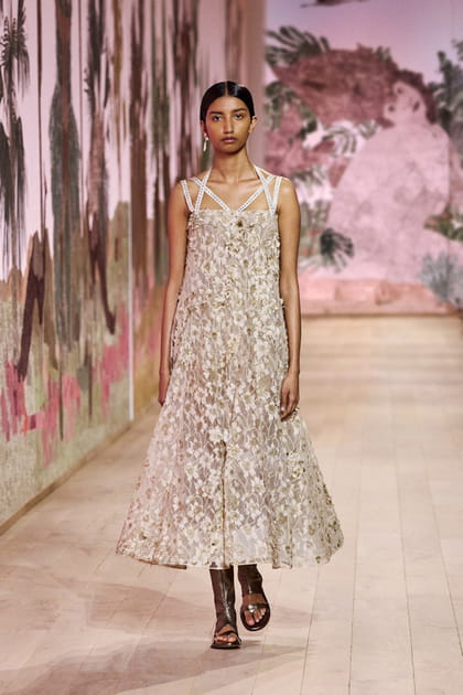 Robe transparente brodée de fleurs aperçue sur le défilé Dior haute couture