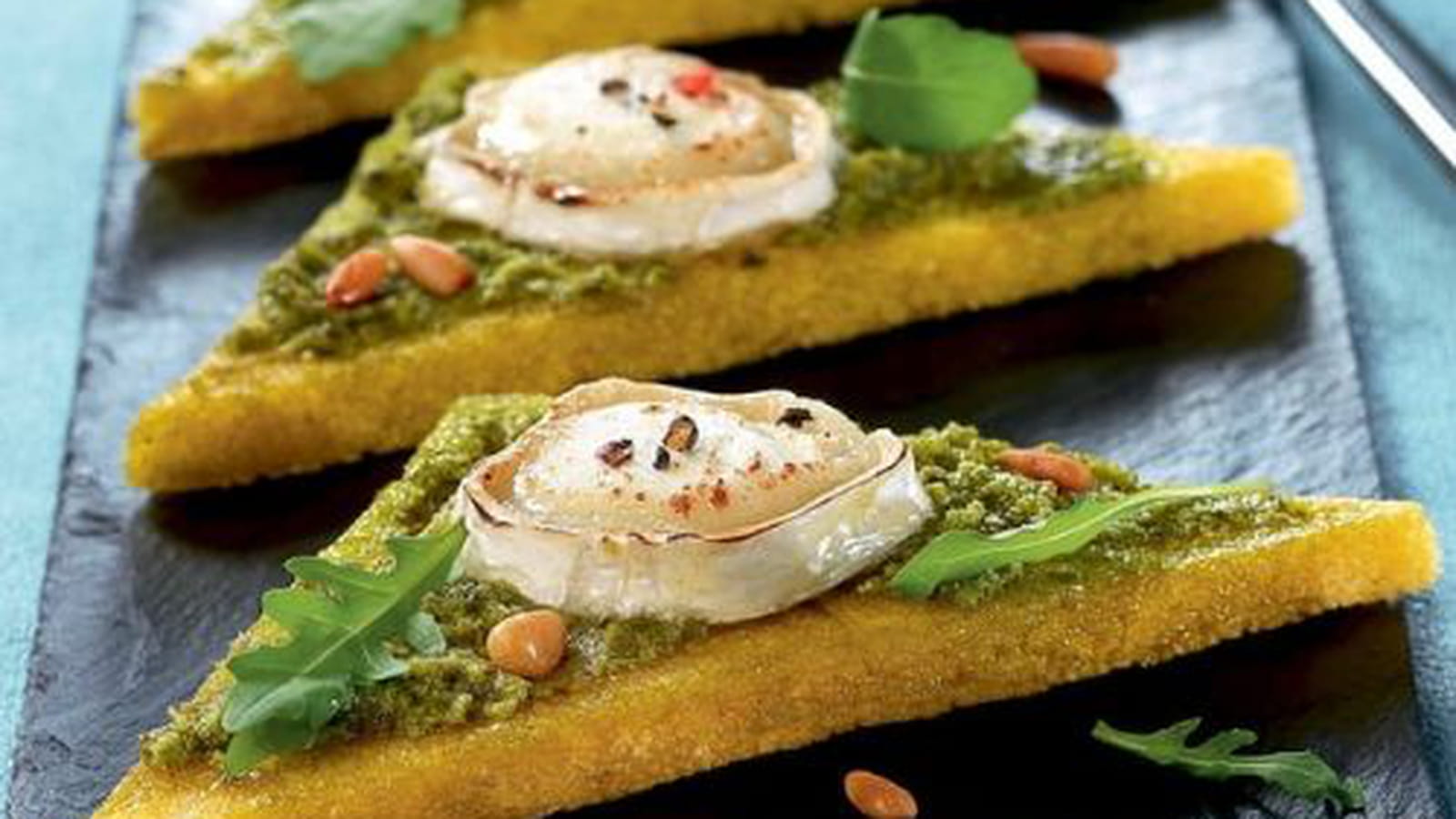 Chèvre chaud sur polenta au pesto