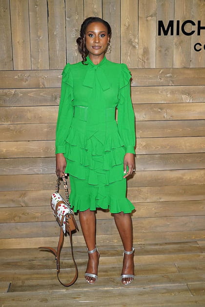 Issa Rae en robe midi verte &agrave; volants