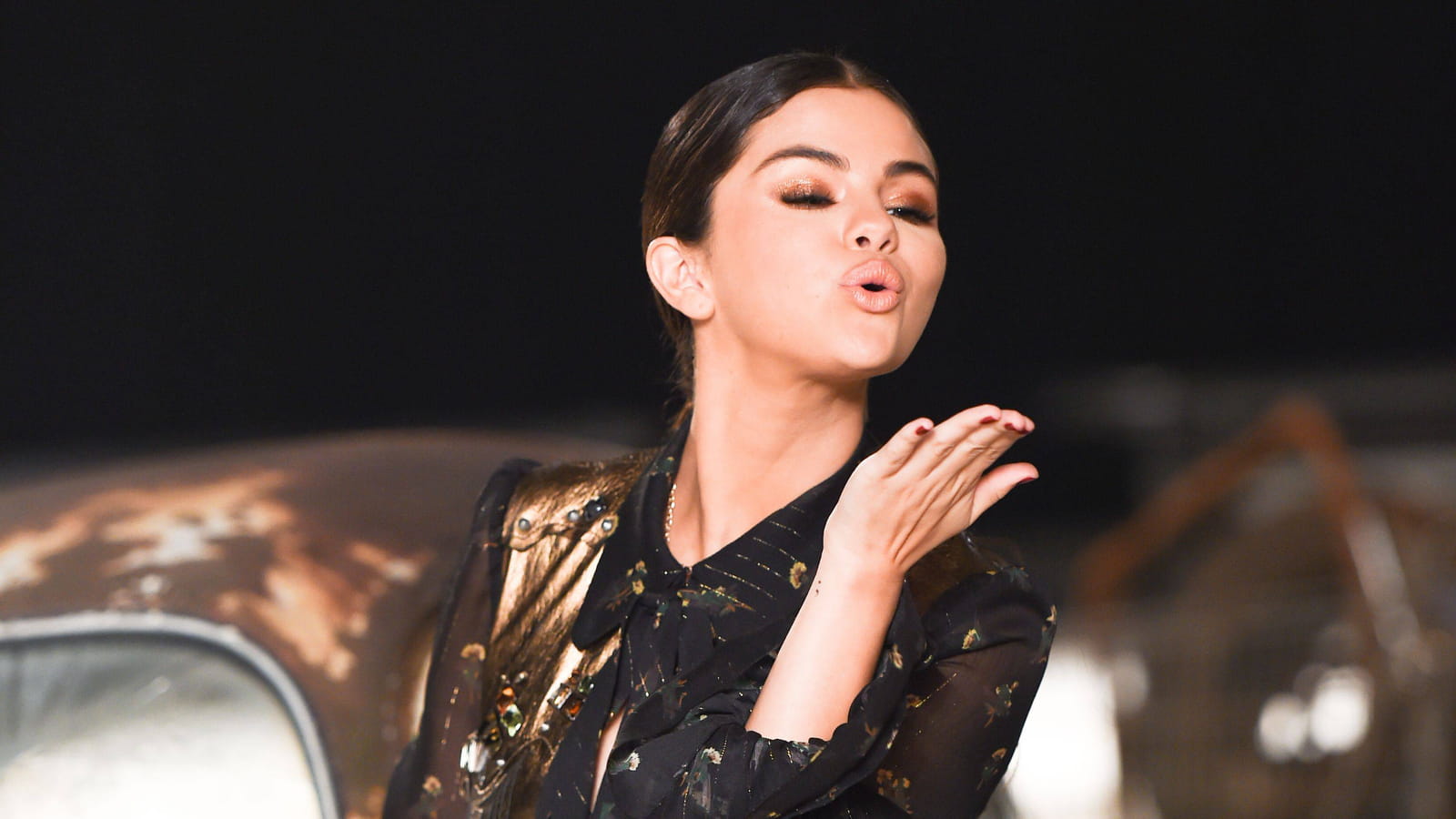 Selena Gomez vous embrasse