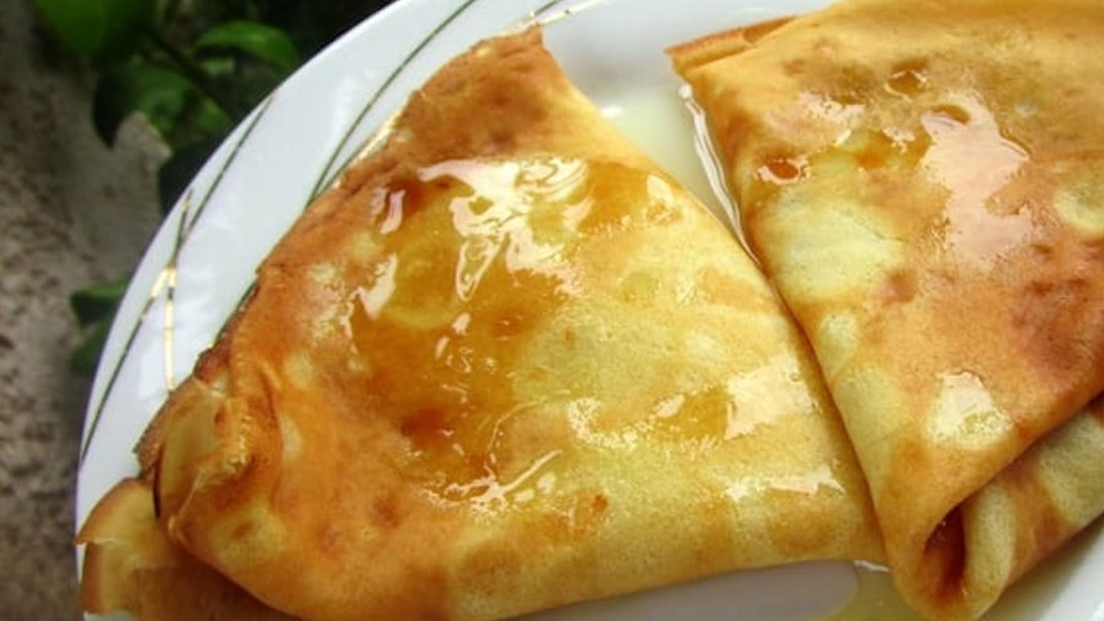 Crêpes au lait d'amande et coco, moelleuses, au sirop de gingembre