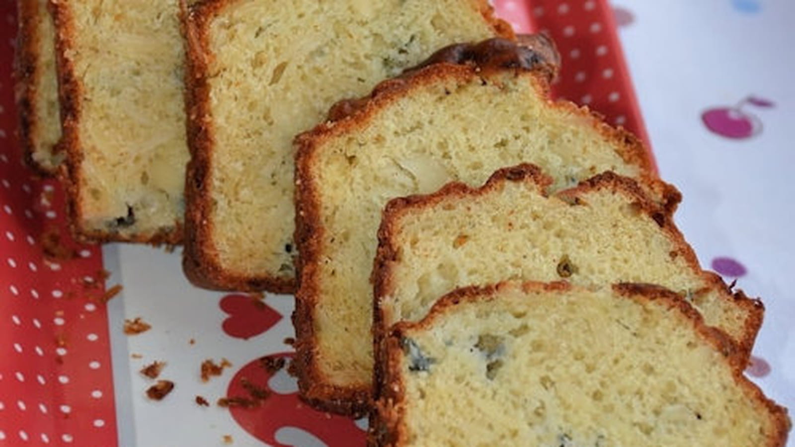 Cake au roquefort, miel et amandes effilées