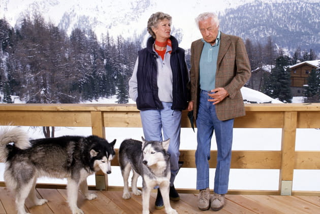 Gianni Agnelli et Marella Agnelli avec leurs chiens en Suisse
