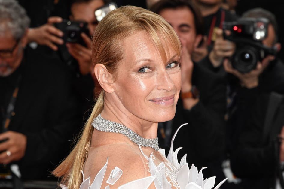 Estelle Lef&eacute;bure, pimpante avec sa queue-de-cheval plaqu&eacute;e