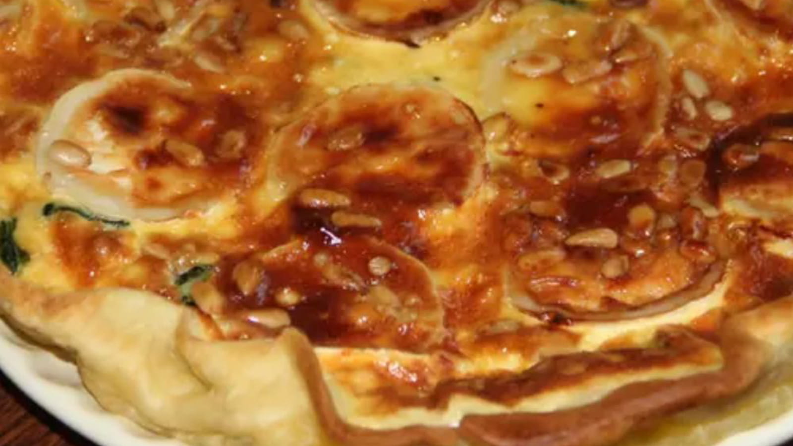 Quiche aux épinards, miel, chèvre et pignons de pin