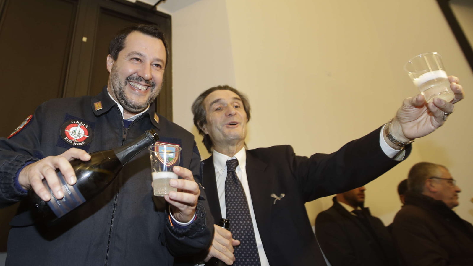 Matteo Salvini sabre le champagne 